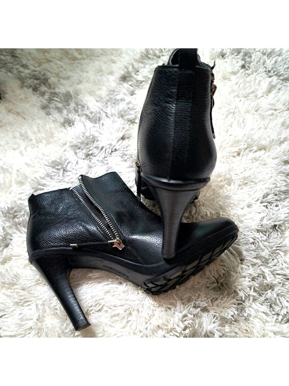 Tahari Black Leather Ankle Booties Size 9 M